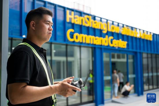 6月16日,在汉商低空港停机坪,一名工作人员在操控无人机起飞。新华社记者 伍志尊 摄