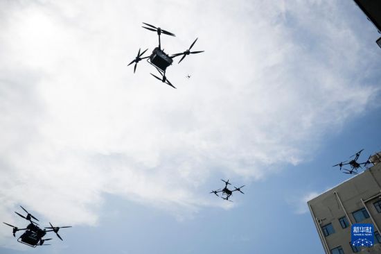 6月16日,几架无人机从汉商低空港停机坪起飞。新华社记者 伍志尊 摄