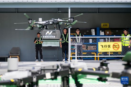 6月16日,在汉商低空港停机坪,工作人员操控一架无人机降落。新华社记者 伍志尊 摄